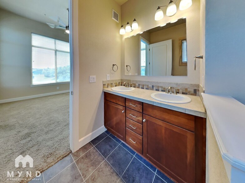 Building Photo - 307 Inverness Way S
