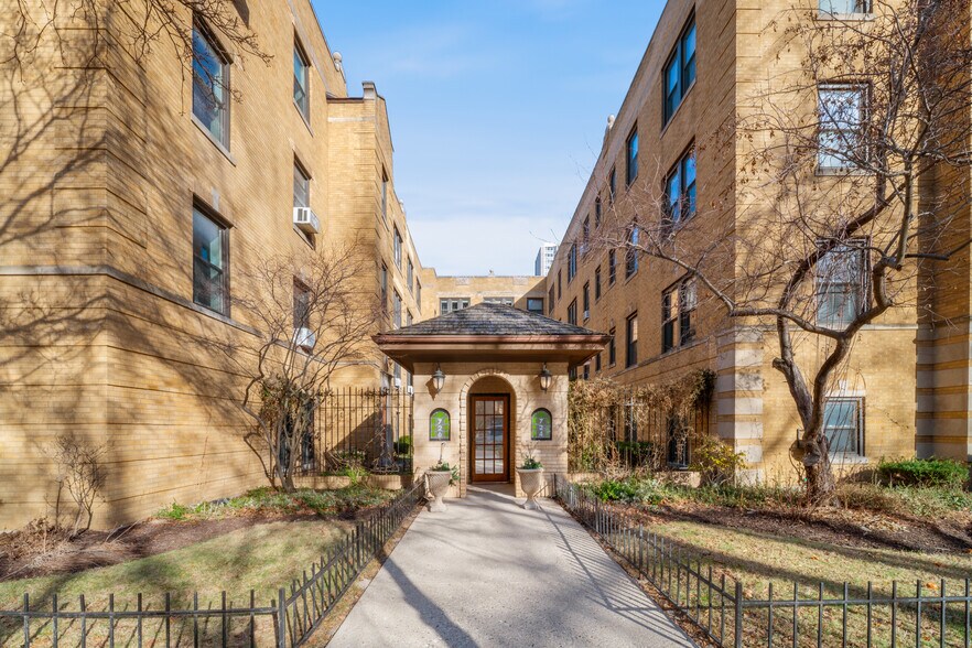 Building Photo - 724 W Buena Ave