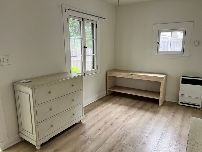 Building Photo - Downtown One Bedroom