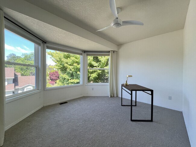 Building Photo - Stunning Bull Mountain Home with Gourmet Kitchen & Luxurious Primary Suite Retreat