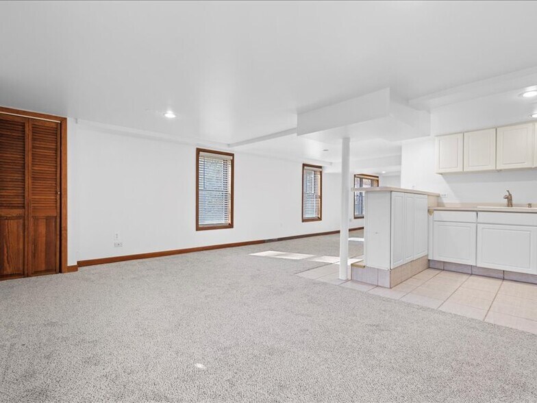 Downstairs in-law suite/ wet bar family room - 3214 S Throop St