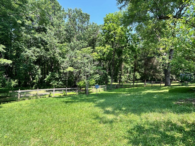 fenced back yard - 1005 Hayfield Ln