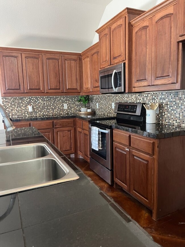 Building Photo - Four bedroom home located in prime neighbo...