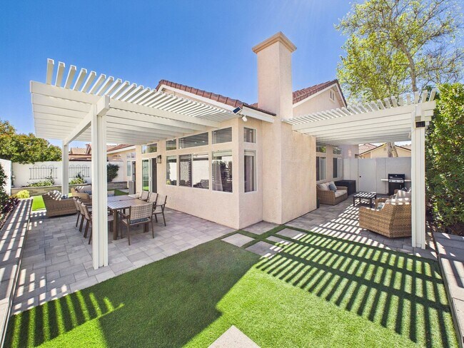 Building Photo - Elegant Fully Furnished 3-Bedroom 2-Bath Retreat in Summerlin