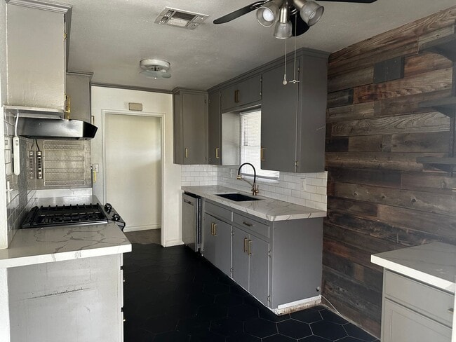 Building Photo - Charming Riverside Home on Hillside Avenue!