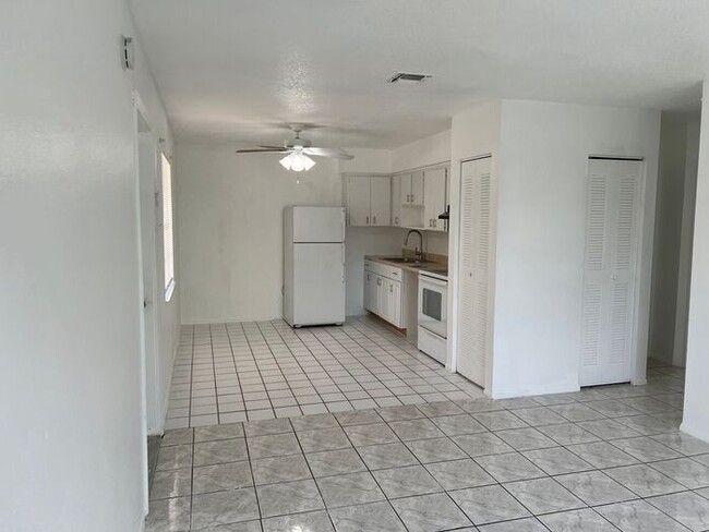 Building Photo - Beautiiful Palm Gardens 2 bedroom, 1 bath ...