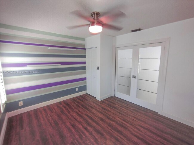 Building Photo - 5780 Sun Pointe Cir
