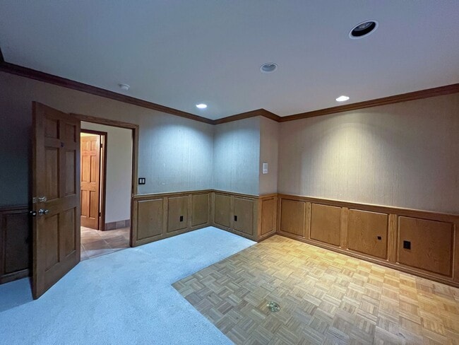 Building Photo - Gated Sound view home Des Moines area, 4 bed plus den 2.5 bath 3900 s/f, Available NOW!!!