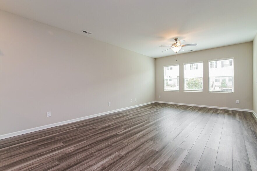 Building Photo - 544 Landing View Dr