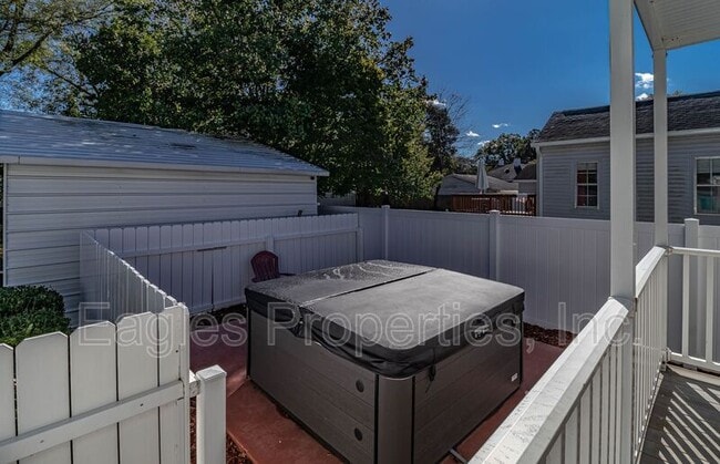 Building Photo - 512 N Pineview Ave