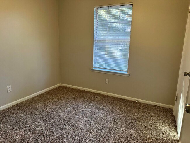 Building Photo - MOVE IN SPECIAL: $500 OFF 1ST FULL MONTH'S RENT!**