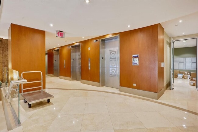 Building Photo - Great 3rd Floor 2BR/2BA Condo (with Parkin...