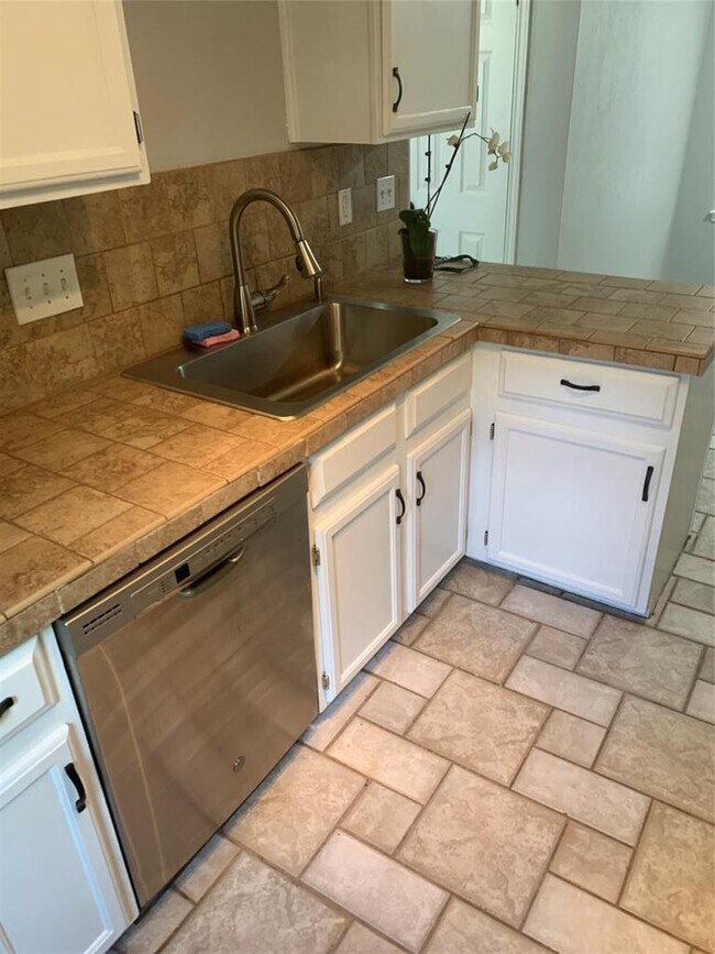 Building Photo - 807 Forest Trail