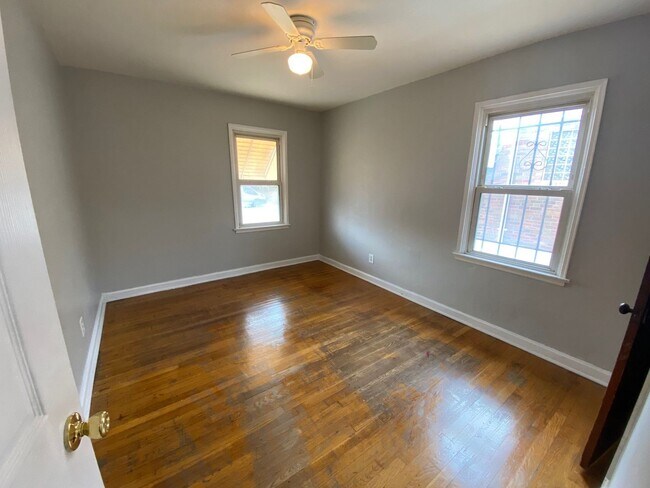 Building Photo - Private Charming Home