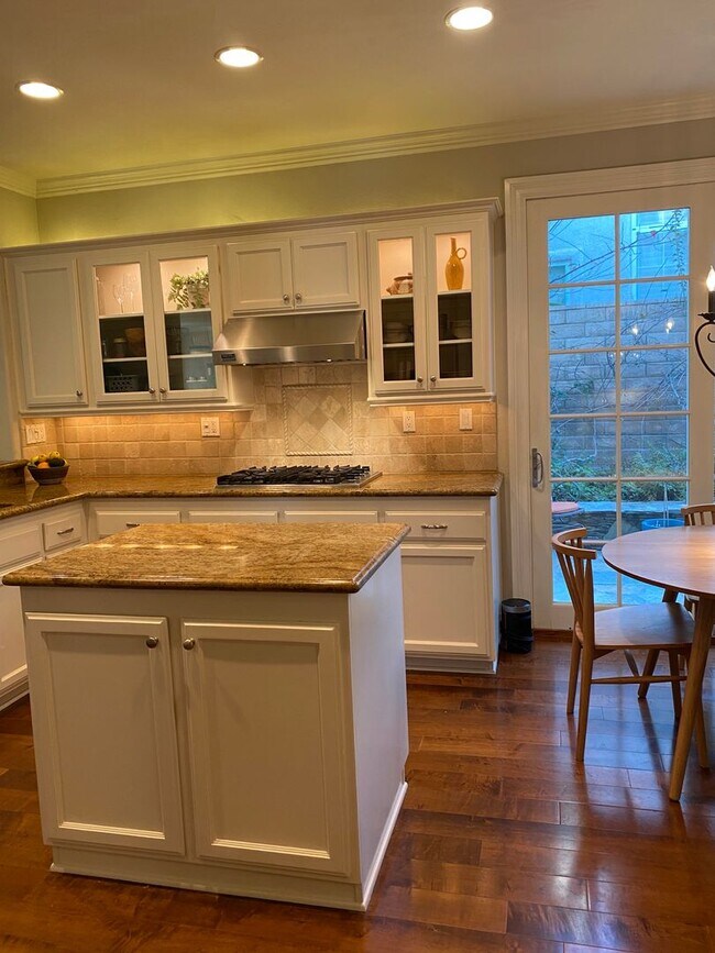 Building Photo - Private Courtyard Entry & Expansive Backyard Oasis