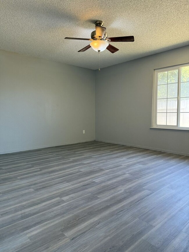 Building Photo - 3 bedroom/2 bathroom home AVAILABLE NOW!!!!