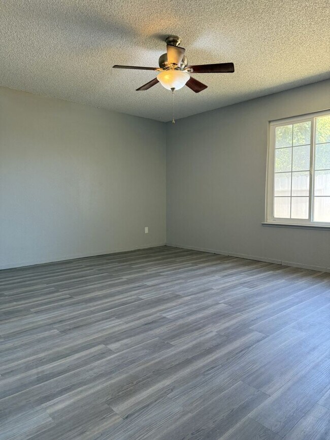 Building Photo - Move in special, Half off first month's re...