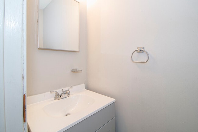 Building Photo - 814-A Golfview Pl