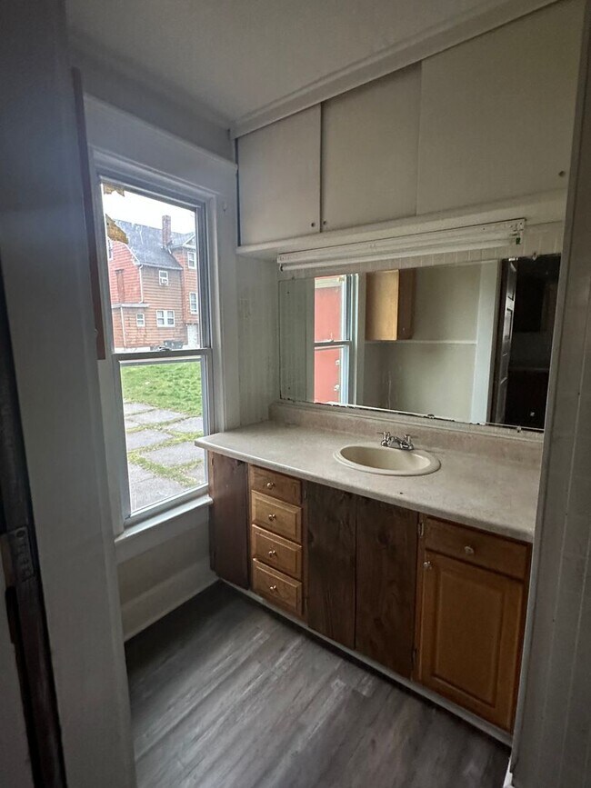 Building Photo - Akron Single-Family Home *ACCEPTING VOUCHERS*