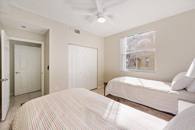 Building Photo - 2060 Greenview Shores Blvd