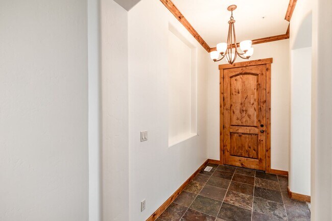 Building Photo - Freshly Renovated Deer Mountain Home for Rent NOW!