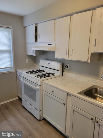 Building Photo - 630 Kingston Rd