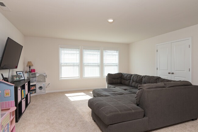 Building Photo - 2046 Saddlebred Dr