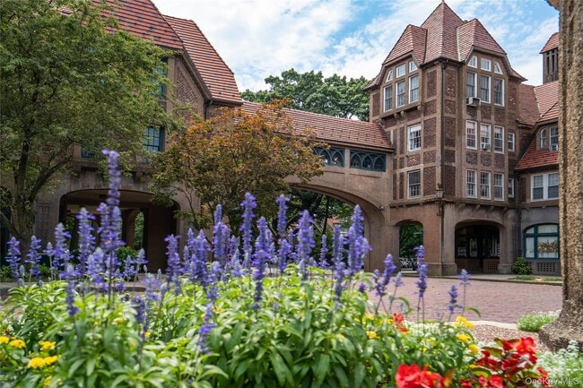 Building Photo - 73-20 Austin St