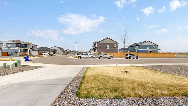 Building Photo - Like New Home W/ 3 Bed, Office, & Loft