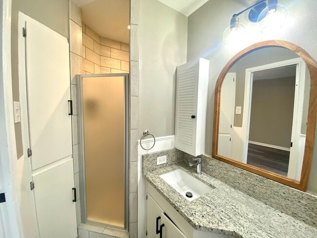 Building Photo - Adorable remodeled home 3 bedroom 2 bath i...