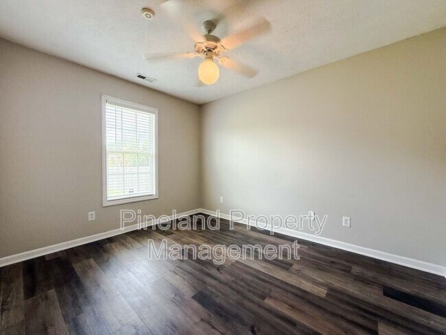 Building Photo - 225 Shakerstone Dr