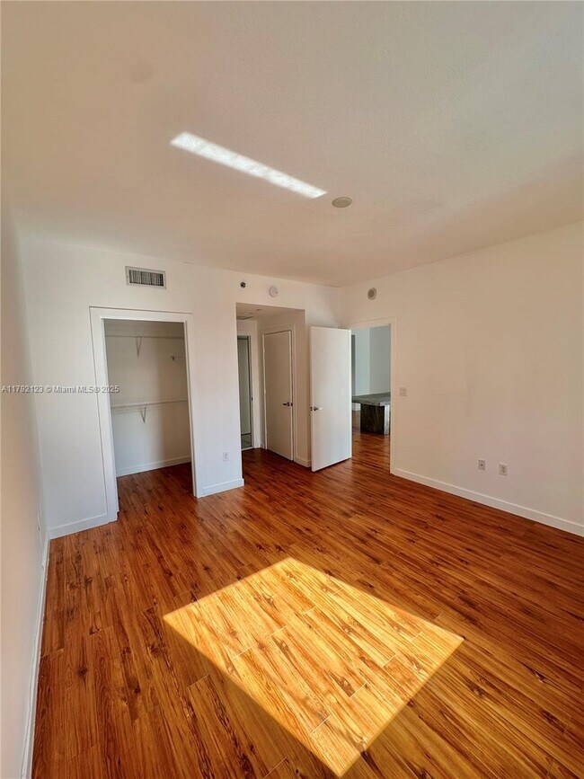 Building Photo - 1060 Brickell Ave