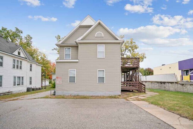 Building Photo - 2118 College St