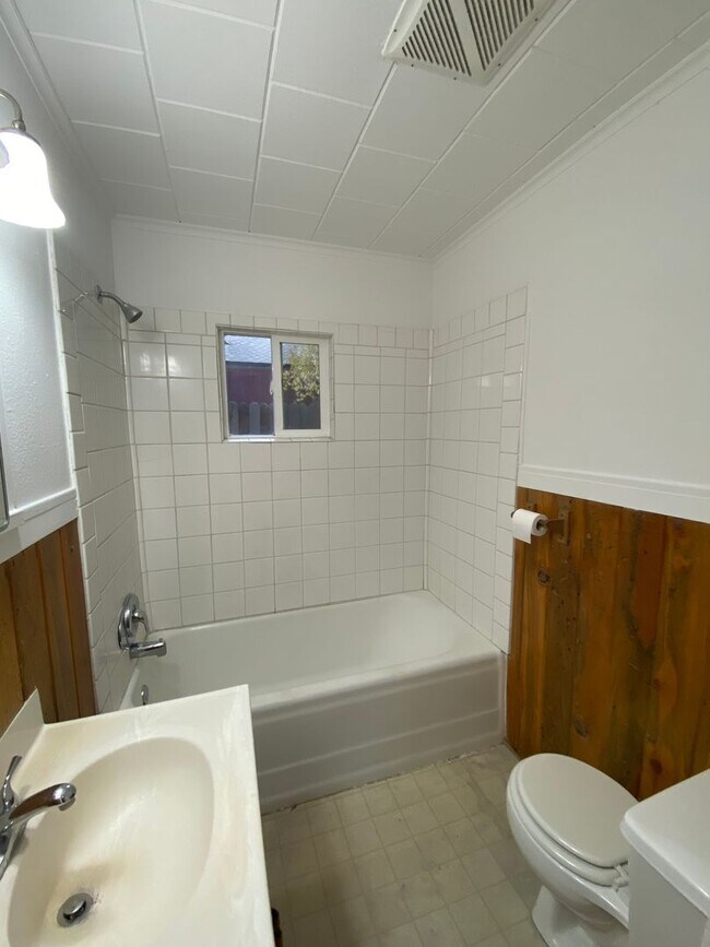 Building Photo - 716 NE Quimby Ave
