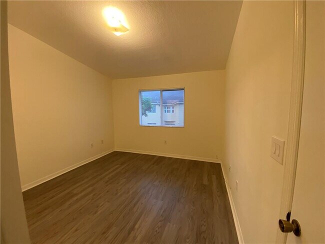 Building Photo - 970 NE 34th Ave
