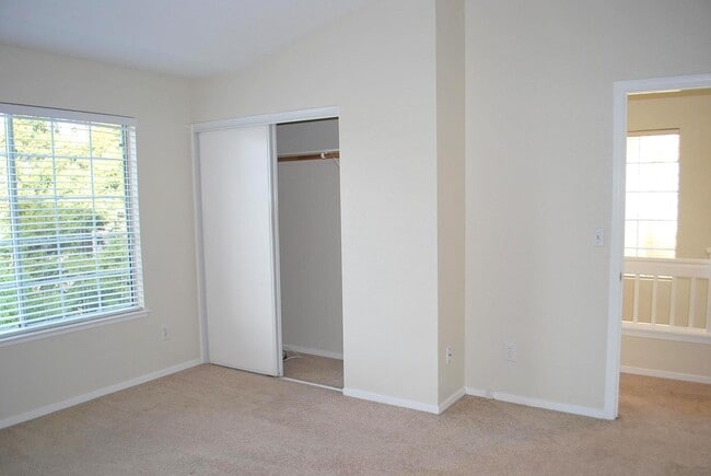 Building Photo - Bright & Modern Townhouse in Beautiful Danville! Close to Blackhawk Plaza!
