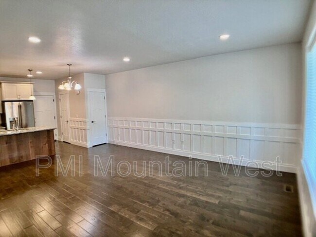 Building Photo - 269 E Ellen Ln