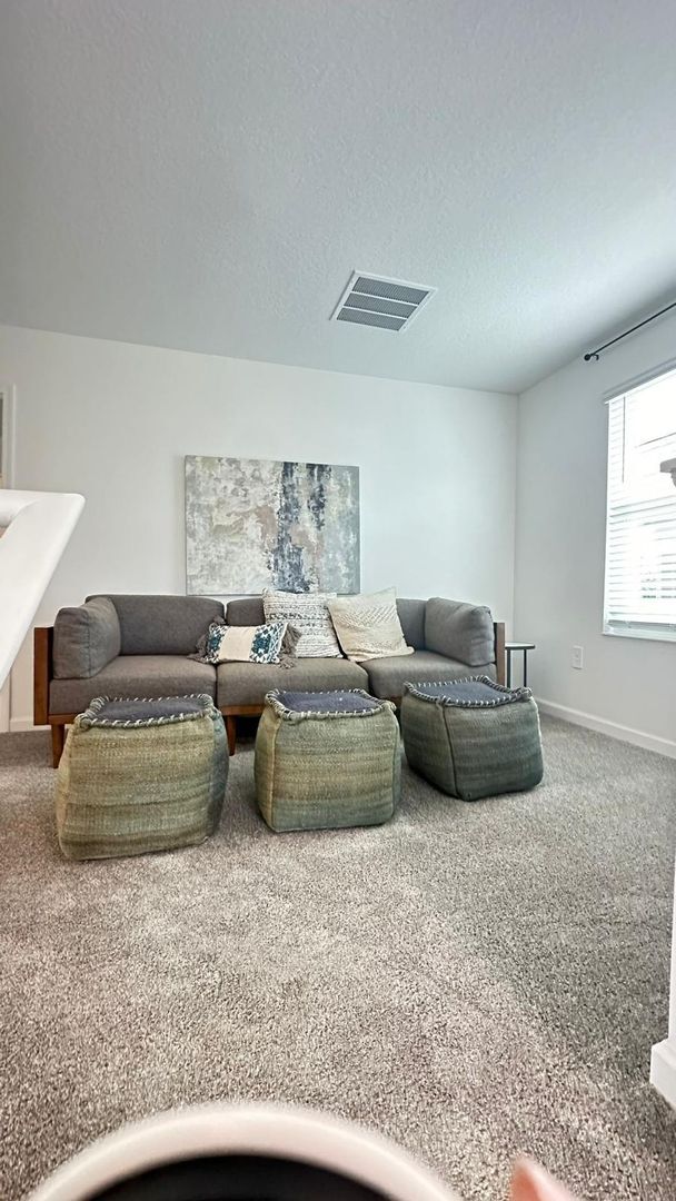 Building Photo - Bright & Open 4 Bed, 2 Bath Residence in Davenport!