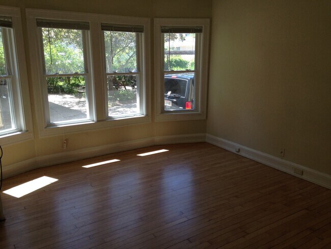 Building Photo - 1830-32 E Kenwood Blvd