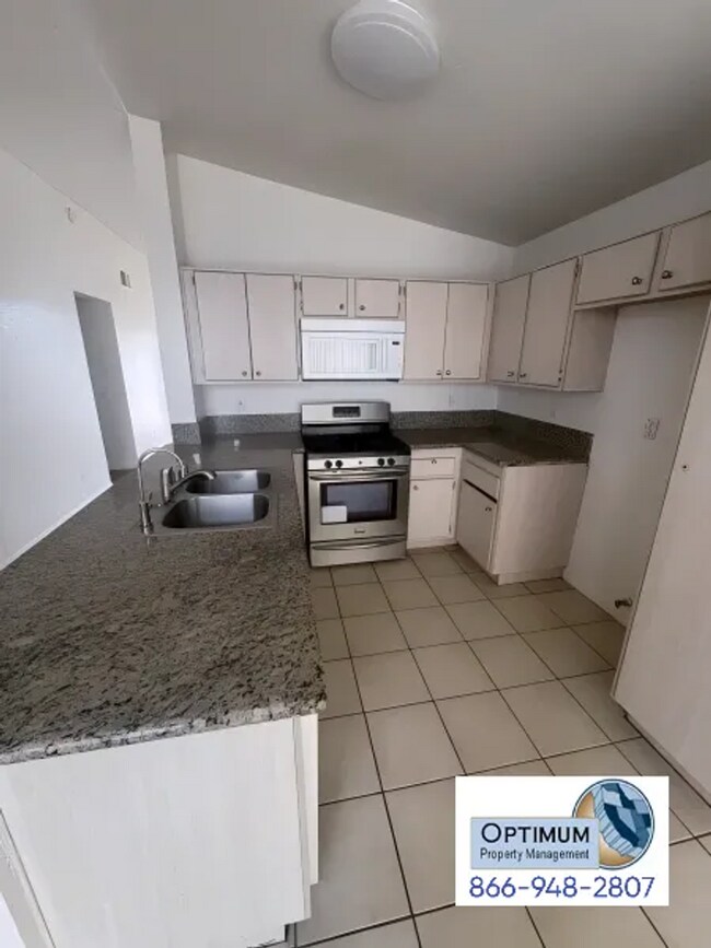 Building Photo - Spacious 4-Bedroom Home with Fireplace & Large Backyard