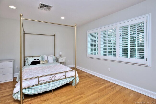 Building Photo - 30 Soundview Farm Rd