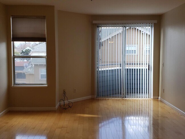 Building Photo - Superb Location for this Spacious Downtown...