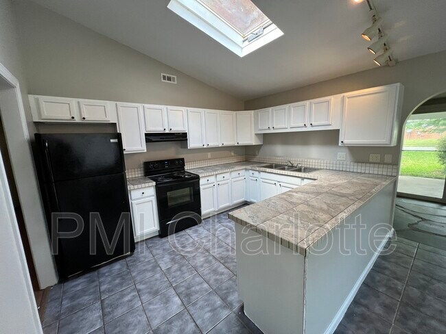 Building Photo - 1100 Vickery Dr