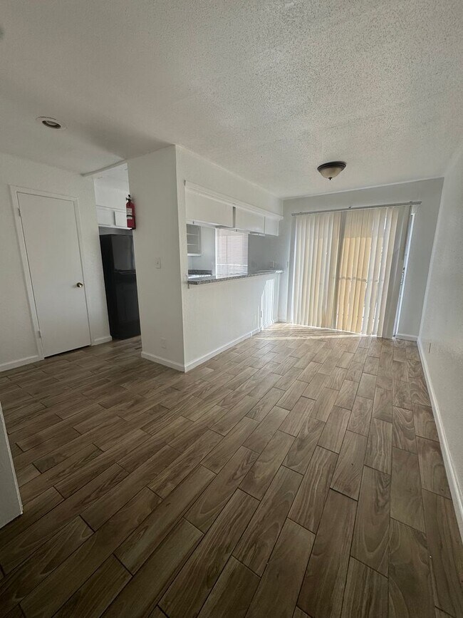 Building Photo - 3 bed, 2 bath, second floor condo