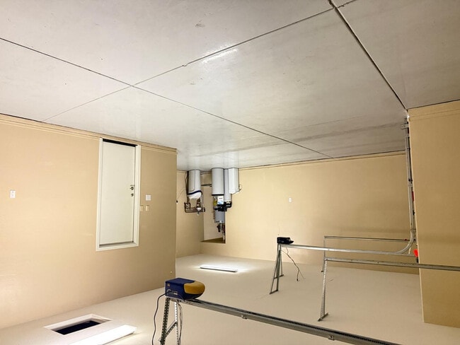 Building Photo - 1928 W Spur Dr