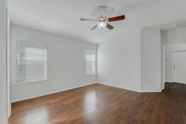 Building Photo - 906 Washburn Dr