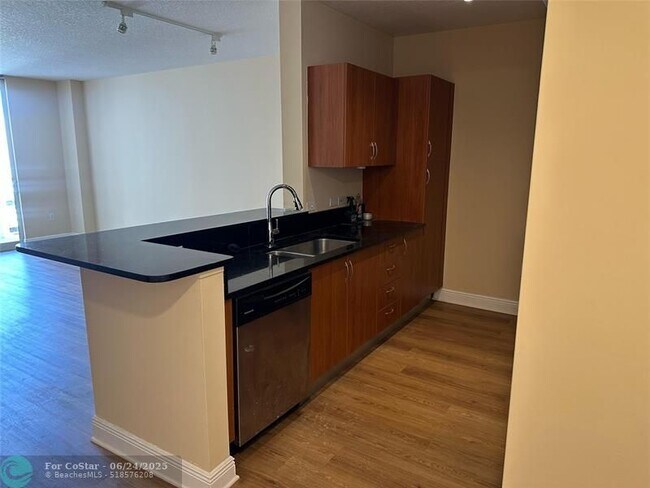 Building Photo - 2775 NE 187th St