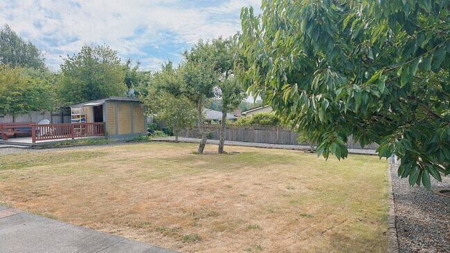 Building Photo - Available late August: this spacious 3brm/2 bath rambler near Whatcom Falls Park