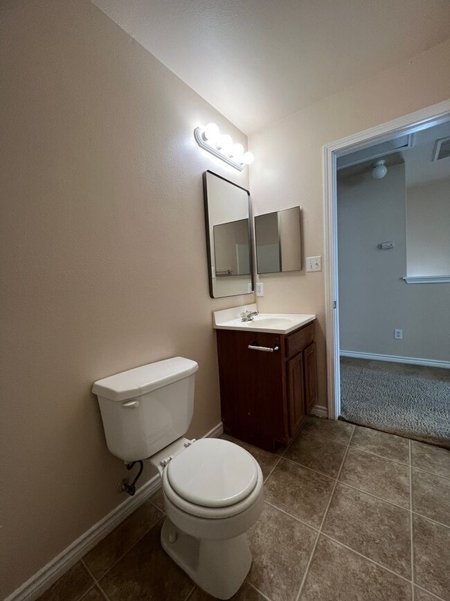 Building Photo - Beautiful Town Home in the Heart of San An...