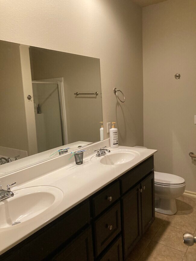 Building Photo - 2610 N Brush Creek Dr